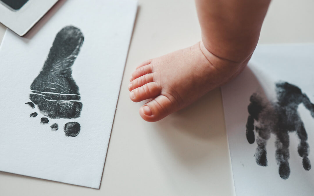Comment bien prendre les empreintes de pieds ou de mains de bébé sur la céramique ?