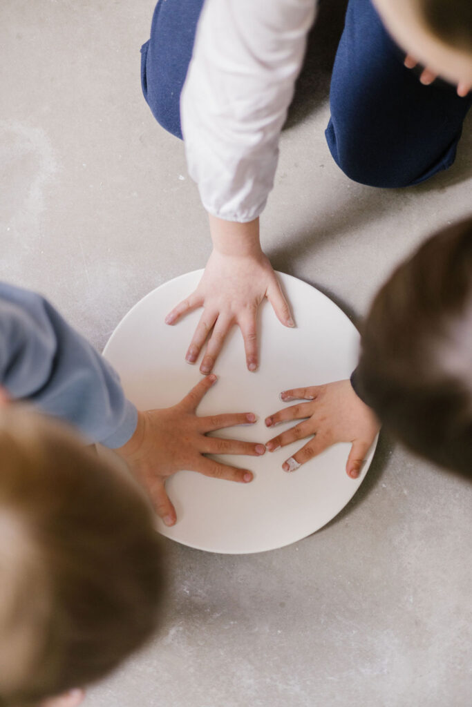 Comment bien prendre les empreintes de pieds ou de mains de bébé sur la céramique ?